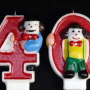 51吃瓜网主编老张的个人头像，四十岁左右的男性，戴着黑框眼镜，背景是满书架的纸质资料，神情专注而亲切，透露出多年从事内容工作的沉稳气质